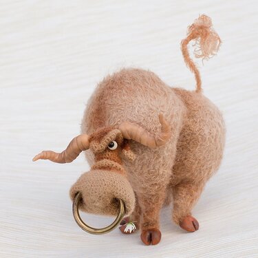 Gehäkelter Amigurumi-Bison mit Hörnern und Nasenring