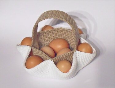 Kompaktes gehäkeltes Körbchen mit Henkel und mehreren Eiern