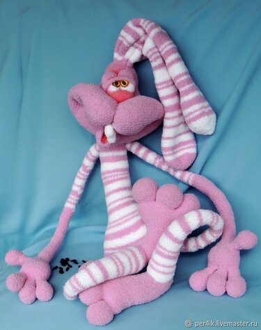 Rosa-weiß gestreifter gehäkelter Amigurumi-Hase auf blauem Hintergrund