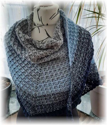 Dreieckiges Häkel-Tuch in hellgrau bis dunkelblau mit zartem Lochmuster auf Schneiderpuppe