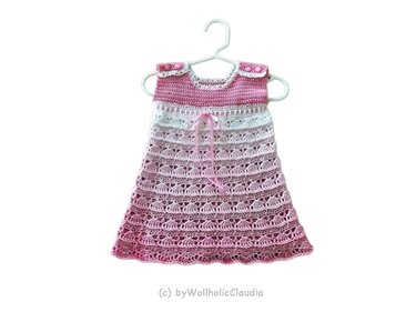 Romantisches gehäkeltes Babykleid mit Farbverlauf und Schleife auf Bügel