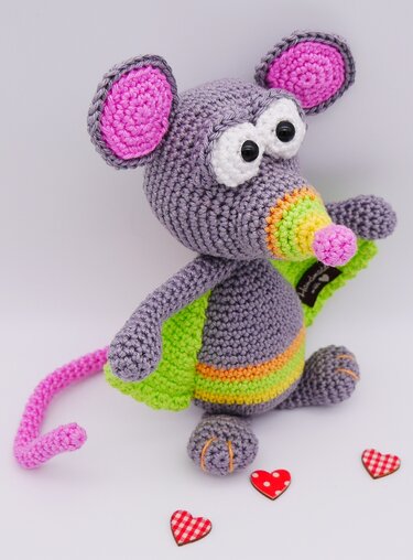 Gehäkelte Amigurumi	Maus seitlich mit hervorgehobenen Ohren, Nase und Schwanz