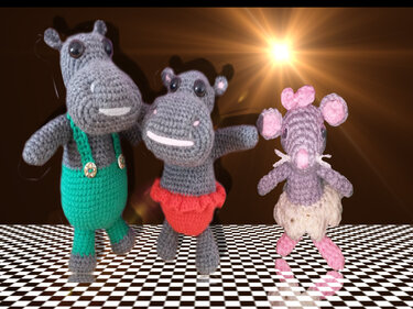 Drei gehäkelte Amigurumi-Figuren: zwei Nilpferde und eine Maus