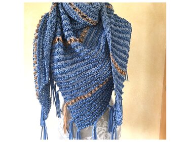 Blaues gestricktes Dreieckstuch mit beigen Bändern und Fransen