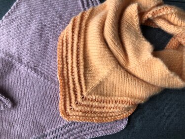 Zwei gestrickte Dreieckstücher in Apricot und Flieder, glatt rechts mit kraus-rechten Kanten
