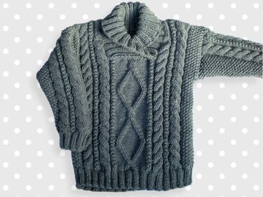 Pulllover mit Zöpfen in 2 Größen - Strickanleitung