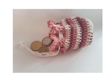 Schnell gehäkeltes kleines rosa-weißes Beutelchen mit Zugband und Münzen