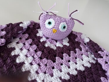 Gehäkeltes Schmusetuch mit Eulen-Kopf in Lila-, Flieder- und Weißtönen