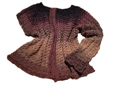 Gehäkelte offene Damenjacke im Farbverlauf (Aubergine–Beige), flach liegend