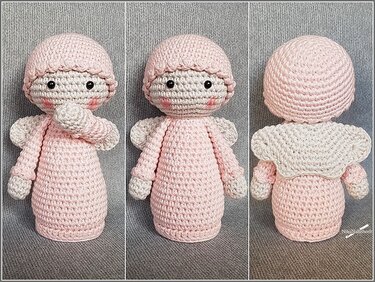 Gehäkeltes Engelchen in Rosa und Beige, drei Ansichten vor grauem Hintergrund