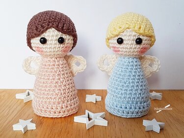 Nahaufnahme zweier Amigurumi‑Engel mit konischem Körper und kontrastierenden Haarfarben