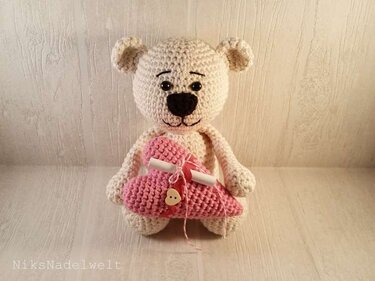 Häkelanleitung - Bärchen Finn mit Herz als Liebesbote