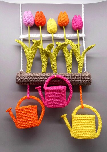 Tulips & watering cans hanging decoration - simple from scraps of yarn - Crochet