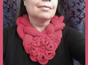 gestrickter Riesenzopf mit der gehäkelten Blume  als Schal