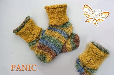 Toe up Söckchen mit Schmetterlingsmotiv gestrickt, Anfang ist von der Spitze Größe 22 - 47 - Stricken