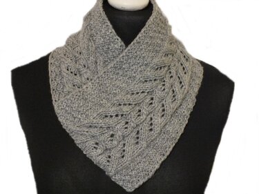 Gestrickter grauer Kragenschal mit Zopf- und Lochmuster auf schwarzer Schaufenpuppe