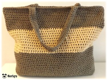 Gehäkelter Shopper mit breiten hellbeigen und taupefarbenen Streifen und zwei Schlaufenhenkeln
