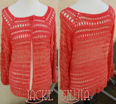 Vorder- und Rückansicht einer korallefarbenen gehäkelten Damenjacke mit Lochmuster auf einer Schneiderpuppe