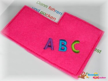 Pinkes Filz-Täschchen mit bestickten Buchstaben A B C