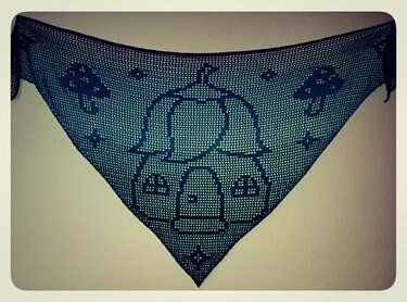 Dreieckiges gehäkeltes Tuch im Filetmuster mit zentralem Haus und Pilzmotiven