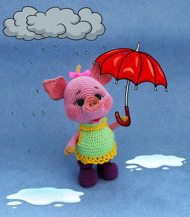 Gehäkeltes rosa Amigurumi-Schweinchen mit rotem Regenschirm, grünem Kleid und gezeichneter Regenkulisse.
