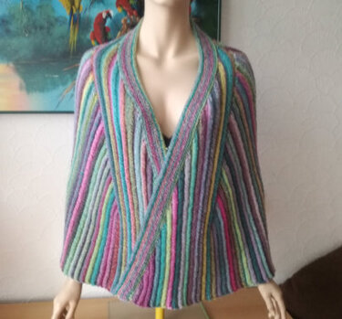 Mehrfarbiges gestreiftes Strickcape mit Schalkragen an einer Schaufensterpuppe