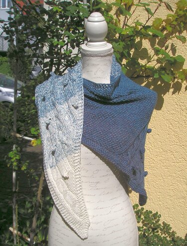 Gestricktes Dreieckstuch Blau-Weiß mit Farbverlauf auf Schneiderpuppe, strukturiertes Muster und Noppen