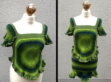 Gehäkeltes Top und Tunika in Grün- und Blautönen mit rundem Muster und Rüschen auf Mannequin