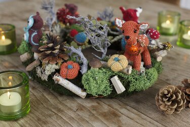 Mooskranz mit gehäkelten Kürbissen, Pilzen, Rehfiguren und Teelichthaltern