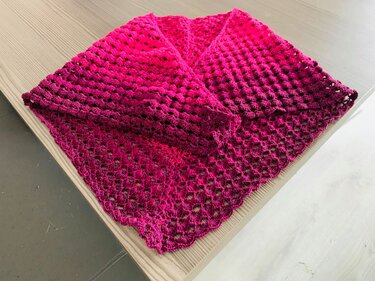 gehäkeltes dreieckstuch mit offenem netzmuster und magenta-bordeaux farbverlauf