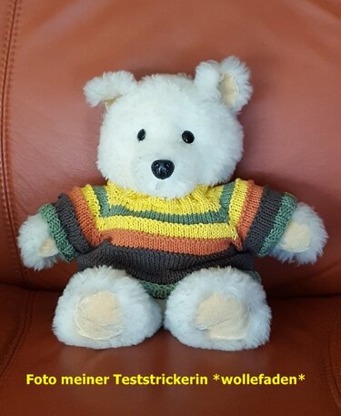Cremefarbener Teddybär mit gestreiftem Strickpullover in Gelb, Grün, Orange und Braun