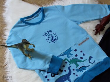 Hellblauer Kinderpullover mit Dino-Bauchtasche und Aufdruck ‚Ich bin 2‘