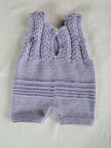Helllila gestrickter Baby-Strampler mit Zopfmuster und Knopfverschluss