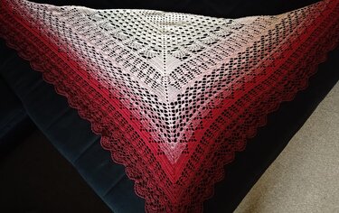 Gehäkeltes Dreieckstuch mit Farbverlauf von Hellrosa bis Dunkelrot und Spitzenrand