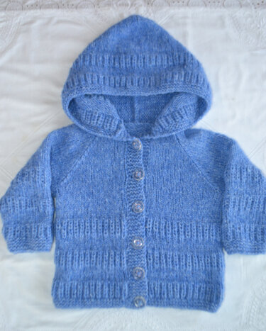 Hellblaue gestrickte Babyjacke mit Kapuze und Knöpfen