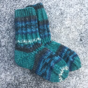 Anleitung Ein bisschen klein - Baby Socken - Stricken