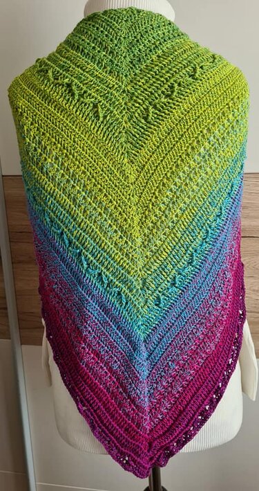 Gehäkeltes Dreieckstuch in Grün, Blau und Magenta auf Schaufensterpuppe