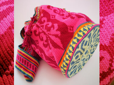 Pinke gehäkelte Eimertasche mit floralen/grafischen Mustern, gestreiftem Träger und Quasten