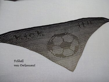 Gehäkeltes Dreieckstuch mit Fußballmuster und Farbverlauf