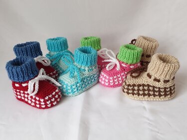 Strickanleitung Babyschuhe "Herzchen", Baby-Booties mit 2 Nadeln gestrickt