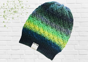 gestrickte Beanie Mütze mit grün-blau-gelb Farbverlauf und Rippbündchen
