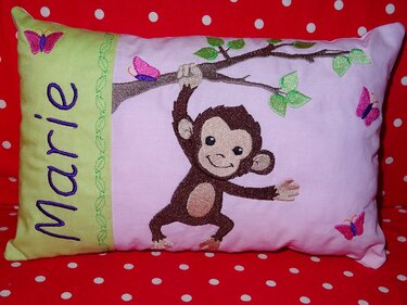 Affe am Ast Stickdatei inkl. Kissen ITH mit Schmetterling