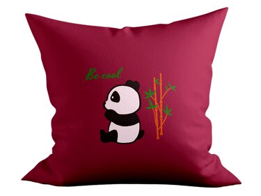 Rotes Kissen mit Grafik eines sitzenden Pandas, Bambus und dem Schriftzug "Be cool".