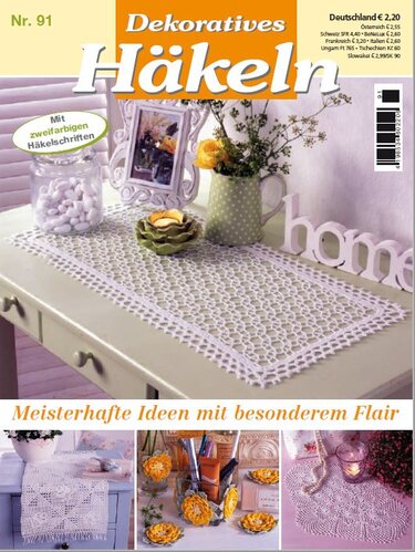 Weißer gehäkelter Tischläufer mit Gittermuster und gezacktem Rand auf hellem Sideboard, Vase mit Blumen daneben