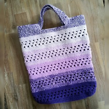 Gehäkelte Henkeltasche in lila-weißem Farbverlauf mit Lochreihen
