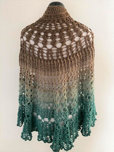 Halbrundes gehäkeltes Tuch mit Braun
R
zu
Grün Farbverlauf auf Schneiderpuppe, detailliertes Loch- und Spitzenmuster