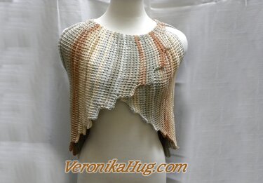 Gehäkeltes Damen-Top in Beige-, Grau- und Orangetönen mit gewelltem Saum auf Schaufensterpuppe