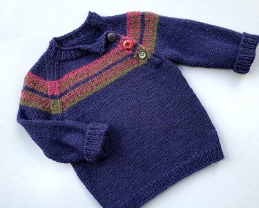 Kinderpullover mit Raglanpasse und Knopfleiste - Stricken