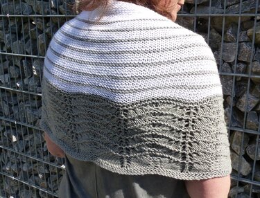 Weiß-Graues Dreieckstuch mit Wellenmuster, Strickanleitung