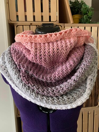 Gehäkelter Loop mit Ombre-Verlauf von Rosa zu Grau auf Schneiderpuppe
